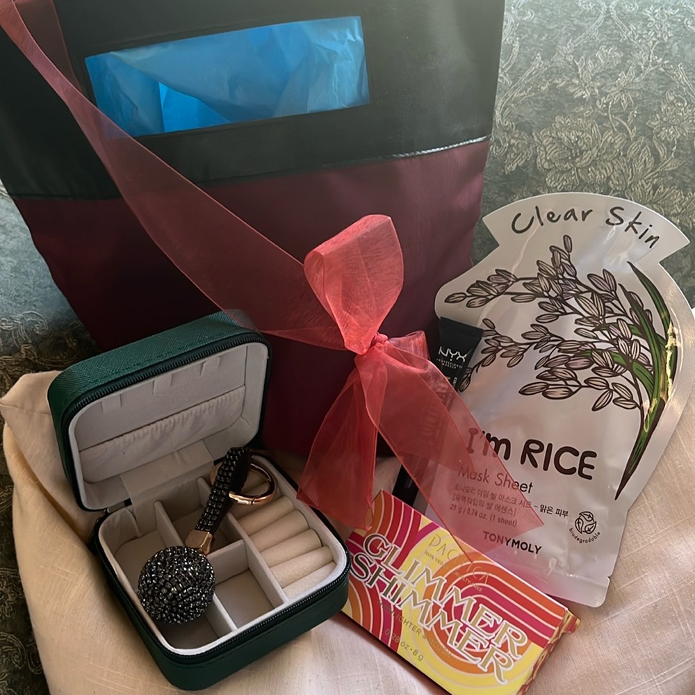 Elizabeth Arden cosmetics pouch bundle